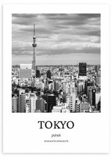 Wandbild mit urbanem Panorama von Tokio, dichter Gebäudekulisse, Skytree, bewölktem Himmel, schwarzen, weißen und grauen Tönen, fotografischem und elegantem Stil. Erhältlich auf kudeko.com