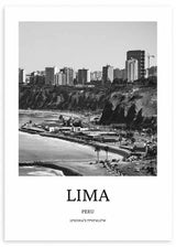 Quadro com vista urbana de Lima, costa com praia curvada, falésias, edifícios e estrada em tons de preto e branco, num estilo fotográfico sóbrio e contemporâneo. Disponível em kudeko.com