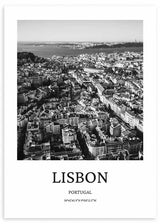 Gerahmtes Wandbild mit Luftaufnahme von Lissabon, dichte Stadtgebäude am Wasser, schwarze, weiße und graue Töne, eleganter zeitgenössischer Fotografiestil. Erhältlich auf kudeko.com