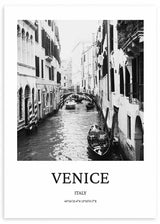 Cuadro de canal de Venecia con góndolas, puente al fondo, fachadas antiguas en tonos blanco y negro, de estilo fotográfico. Disponible en kudeko.com