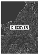 Quadro com linhas topográficas brancas sobre fundo preto, texto DISCOVER ao centro, estilo geométrico contemporâneo e contraste gráfico marcante. Disponível em kudeko.com