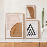 Set aus drei Wandbildern mit abstrakten Formen in Terrakotta, Altrosa und Schwarz, moderne Komposition auf hellem Hintergrund im zeitgenössischen abstrakten Stil. Erhältlich auf kudeko.com