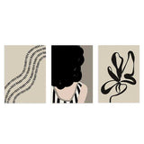 Conjunto de três quadros com linhas onduladas pretas, retrato feminino em tons de bege e cinzento, e forma orgânica abstrata de estilo minimalista contemporâneo. Disponível em kudeko.com
