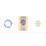 Set aus drei Wandbildern mit dekorativen Wörtern, überlagerten Kreisen in sanftem Blau, Senfgelb und Beige, in einem klaren typografischen und modernen Stil. Erhältlich auf kudeko.com