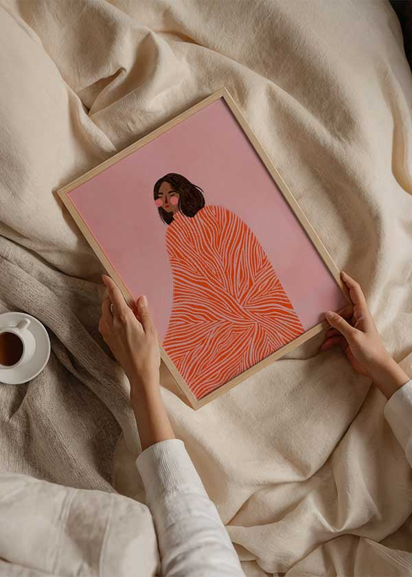 Cuadro ilustrado colorido mujer con manto rojo de Bea Muller, kudeko.com
