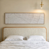Cuadro horizontal con textura abstracta en tonos blanco roto, beige claro y gris suave, con líneas orgánicas sutiles y acabado visual sereno de estilo abstracto. Disponible en kudeko.com