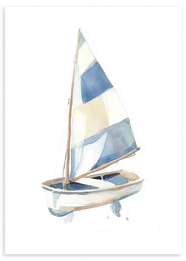 Quadro emoldurado com pequeno veleiro infantil, casco claro, velas brancas, detalhes em azul suave, fundo claro e estilo marítimo delicado para quarto de bebé. Disponível em kudeko.com