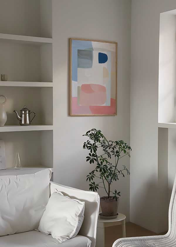 Cuadro abstracto geométrico en tonos pastel con azul marino y rosa, kudeko.com
