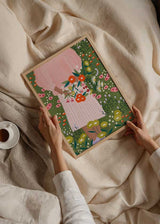 Cuadro ilustrado colorido mujer con ramo de flores en prado de Bea Muller, kudeko.com
