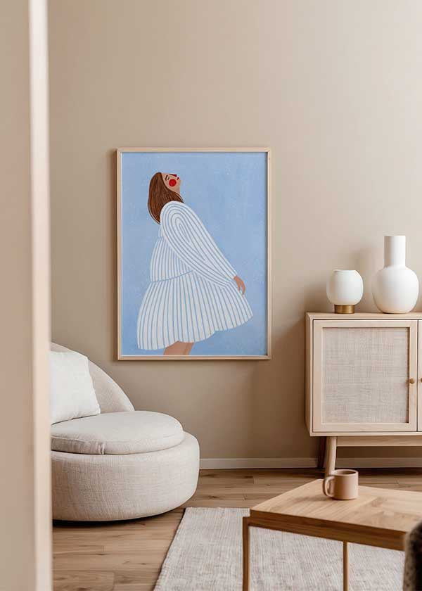 Cuadro ilustrado colorido mujer con vestido blanco y azul de Bea Muller, kudeko.com

