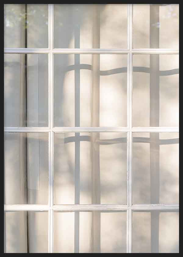 Tableau minimaliste d’une fenêtre avec ombres projetées, idéal pour une décoration élégante et lumineuse. Disponible sur kudeko.com