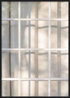 Wandbild mit minimalistischem Fenster und projizierten Schatten, ideal für eine elegante und helle Dekoration. Erhältlich auf kudeko.com