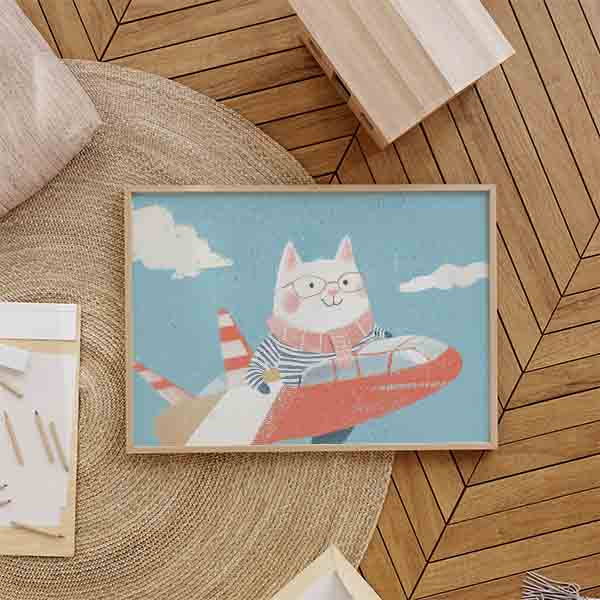 Horizontales Wandbild mit weißer Katze, Brille, rosa Schal, gestreiftem Oberteil und rotem Flugzeug zwischen Wolken vor himmelblauem Hintergrund, im kindlichen Stil in Blau, Weiß, Koralle und Rosa. Erhältlich auf kudeko.com