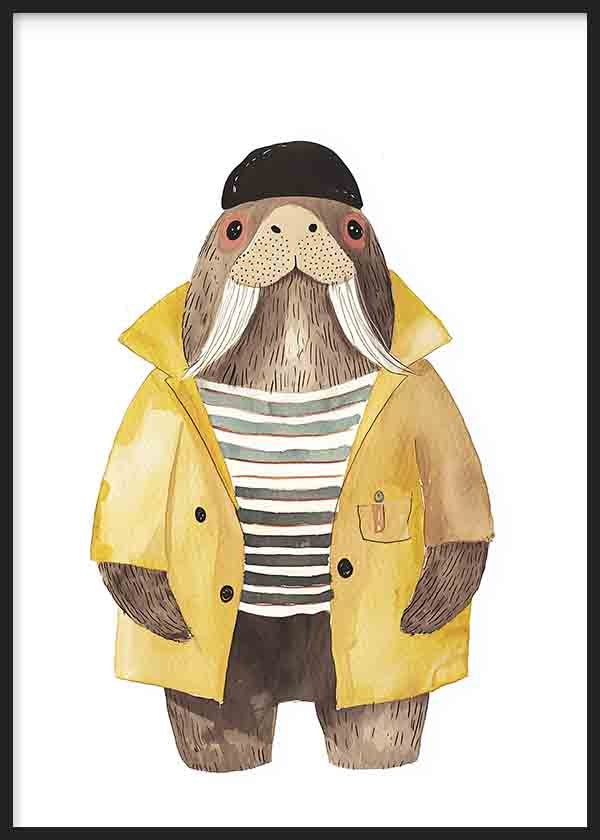 Quadro emoldurado com morsa infantil de impermeável amarelo, gorro preto e camisola às riscas em bege, castanho e cinzento, estilo infantil sobre fundo branco. Disponível em kudeko.com