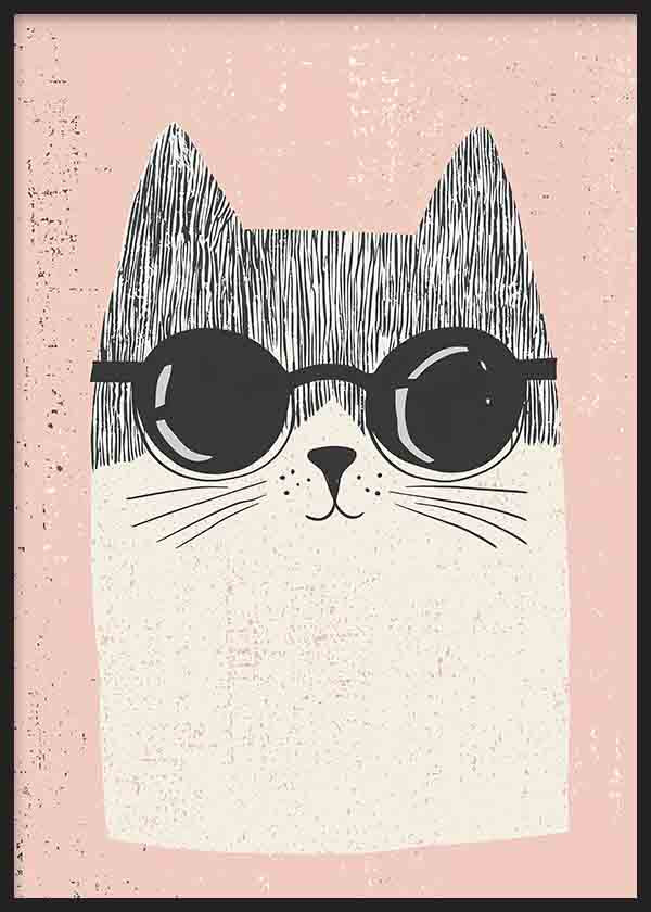 Gerahmtes Wandbild mit schwarz weißer Katze, runder dunkler Brille, puderrosa Hintergrund und kindlichem Stil mit einfachen Formen und freundlichem Ausdruck. Erhältlich auf kudeko.com