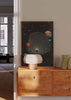 Cuadro surrealista con figura humana entrando en singularidad cósmica, rodeado de planetas y estrellas, disponible en kudeko.com.
