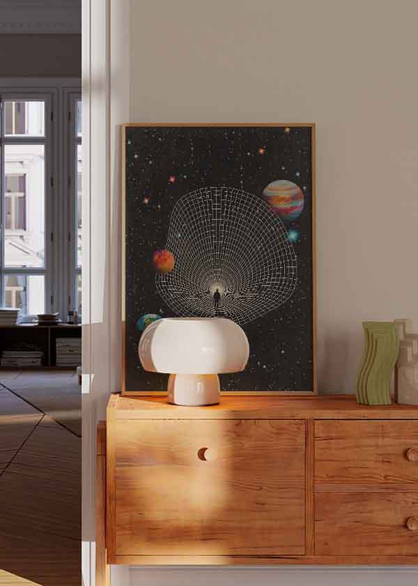 Cuadro surrealista con figura humana entrando en singularidad cósmica, rodeado de planetas y estrellas, disponible en kudeko.com.
