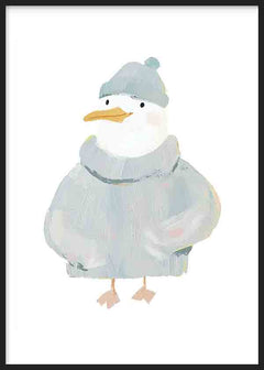 Tableau avec mouette enfantine portant un bonnet et un pull bleu grisé, plumage blanc, bec jaune doux et style illustration scandinave sur fond clair. Disponible sur kudeko.com