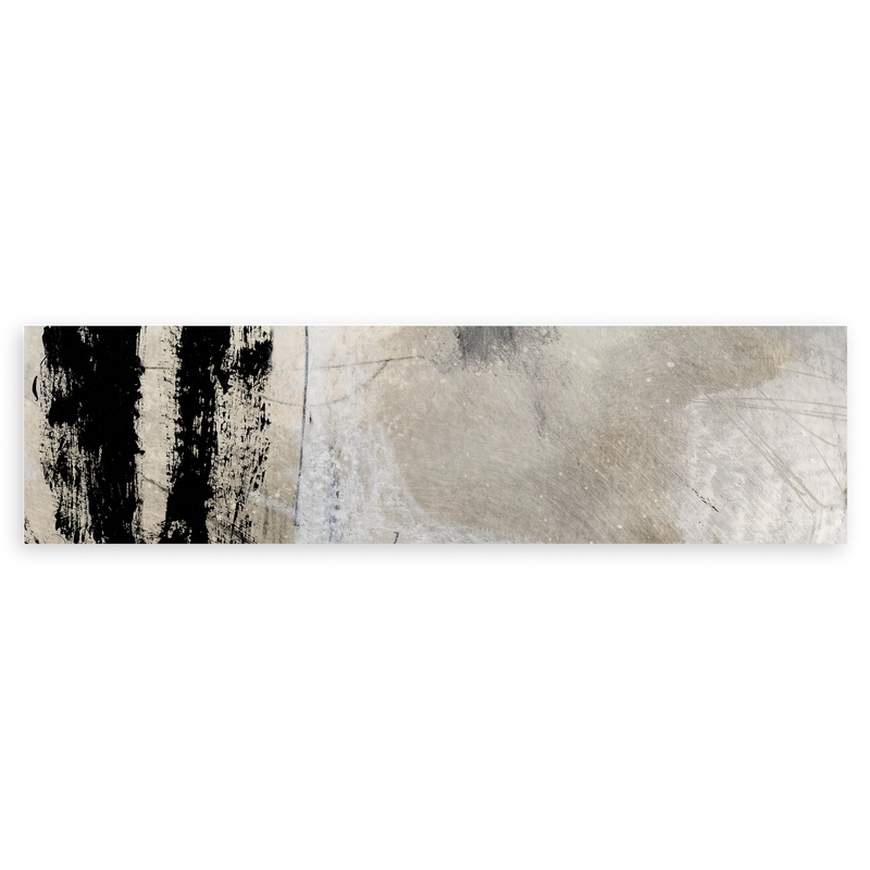 Horizontales Wandbild mit abstrakter Komposition in Beige, Hellgrau, Schwarz und Sand, weichen Texturen, zarten Lasuren und dunklem Kontrast an einer Seite, zeitgenössischer Stil. Erhältlich auf kudeko.com
