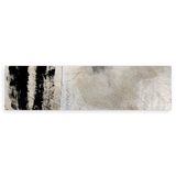 Horizontales Wandbild mit abstrakter Komposition in Beige, Hellgrau, Schwarz und Sand, weichen Texturen, zarten Lasuren und dunklem Kontrast an einer Seite, zeitgenössischer Stil. Erhältlich auf kudeko.com