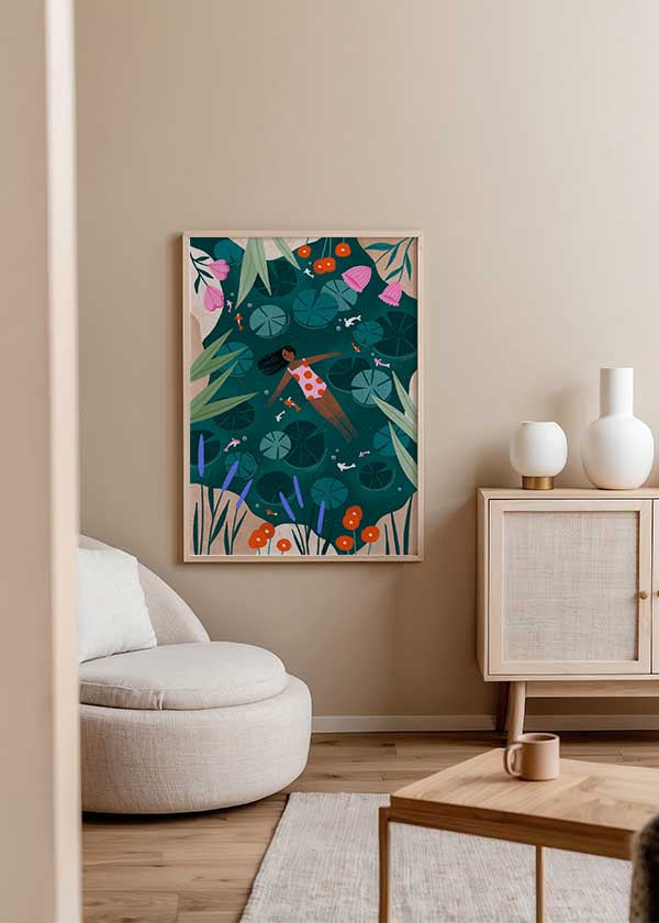Cuadro ilustrado colorido de mujer flotando en estanque con nenúfares y peces koi, obra de Bea Muller, kudeko.com
