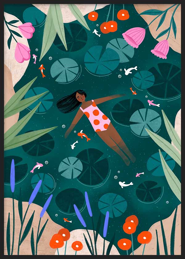 Cuadro ilustrado colorido de mujer flotando en estanque con nenúfares y peces koi, obra de Bea Muller, kudeko.com
