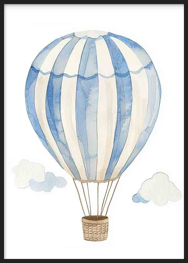 Wandbild mit kindlichem Heißluftballon in blauen und weißen Streifen, kleinen hellen Wolken, beigem Hintergrund und sanftem Stil fürs Babyzimmer. Erhältlich auf kudeko.com