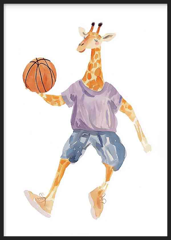 Quadro emoldurado com girafa a jogar basquetebol, bola laranja, camisola lilás, calças azuis, fundo branco e estilo infantil em tons suaves. Disponível em kudeko.com