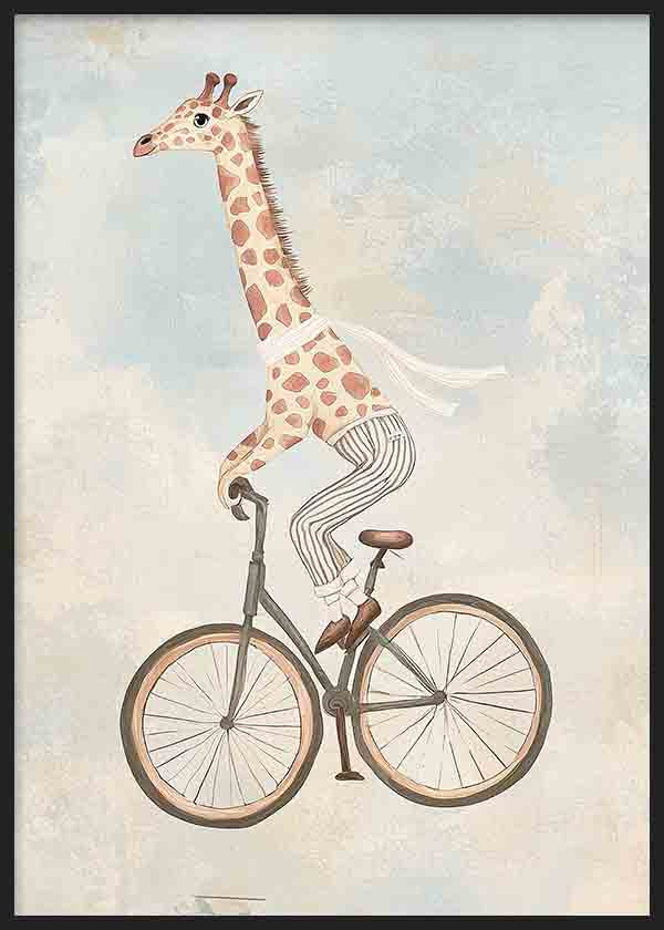 Gerahmtes Wandbild mit einer Giraffe auf einem klassischen Fahrrad, in Beige, Creme und Pudrigblau, mit sanftem kindlichem Stil und liebevoller Ausstrahlung. Erhältlich auf kudeko.com