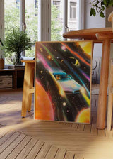 Cuadro surrealista de un coche clásico flotando en el espacio, disponible en kudeko.com.
