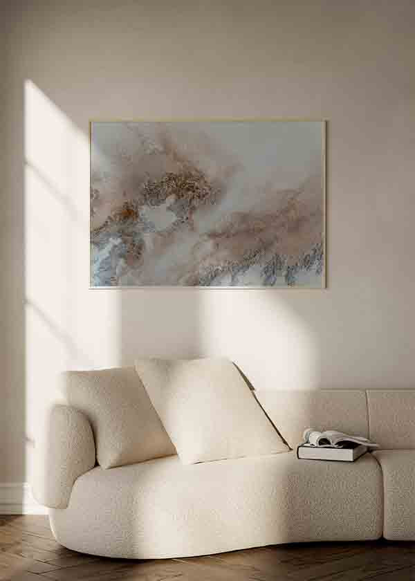 Cuadro horizontal con composición abstracta de formas minerales en beige, arena, blanco roto y marrón cobrizo, de estilo abstracto. Disponible en kudeko.com