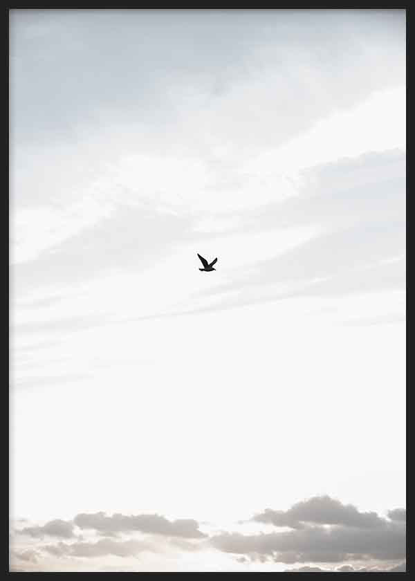 Cuadro minimalista de un ave volando sobre el cielo, ideal para una decoración serena y elegante, disponible en kudeko.com.
