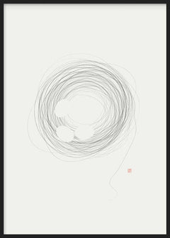 Japanisches minimalistisches Wandbild mit Spirale aus feinen Linien und weißen kreisförmigen Formen im klaren Zen Stil. Erhältlich auf kudeko.com