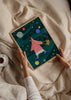 Cuadro ilustrado colorido mujer caminando entre planetas y estrellas de Bea Muller, kudeko.com
