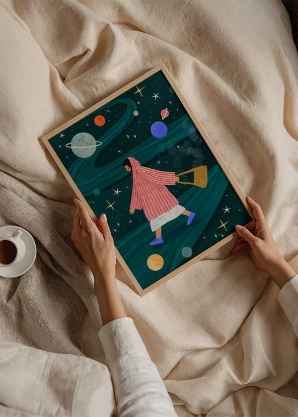 Cuadro ilustrado colorido mujer caminando entre planetas y estrellas de Bea Muller, kudeko.com
