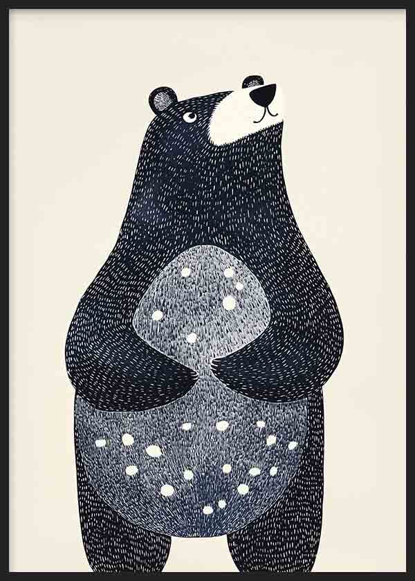 Cuadro con oso infantil de cuerpo negro y gris, vientre con puntos blancos, fondo beige claro y estilo infantil sereno. Disponible en kudeko.com