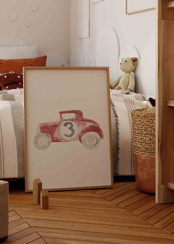 Gerahmtes Wandbild mit rotem Kinderauto im Retro-Stil, beigen Rädern, grauer Zahl Drei, hellem Hintergrund und sanfter kindlicher Gestaltung in neutralen Tönen. Erhältlich auf kudeko.com