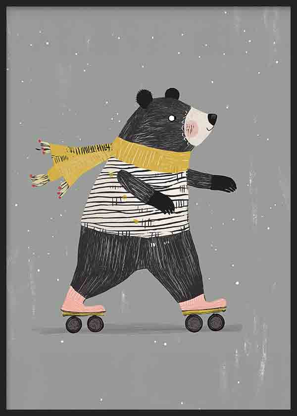 Cuadro de oso con patines, bufanda amarilla, camiseta de rayas, patines rosas y fondo gris, en estilo infantil. Disponible en kudeko.com