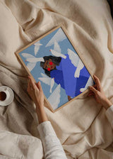 Cuadro ilustrado colorido mujer en azul con palomas blancas de Bea Muller, kudeko.com
