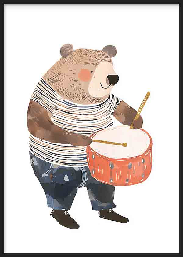 Cuadro de oso infantil tocando un tambor naranja, con ropa de rayas en beige, marrón, azul marino y estilo infantil. Disponible en kudeko.com