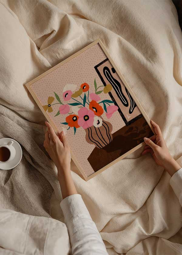 Cuadro ilustrado colorido con ramo de flores en jarrón y cuadro abstracto al fondo, obra de Bea Muller, kudeko.com
