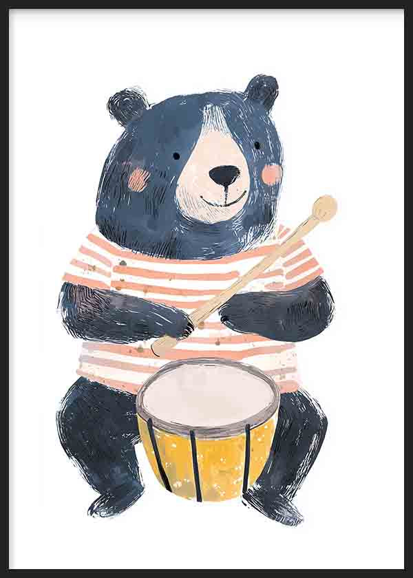 Cuadro de oso infantil tocando un tambor amarillo, con camiseta de rayas coral y blanco, sobre fondo claro y estilo infantil. Disponible en kudeko.com