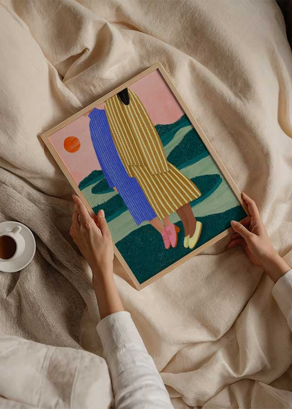 Cuadro ilustrado colorido con dos mujeres vestidas a rayas en paisaje con sol rojo, obra de Bea Muller, kudeko.com
