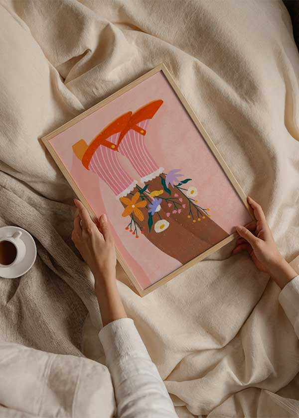 Cuadro ilustrado colorido piernas con medias rosas y flores Bea Muller, kudeko.com
