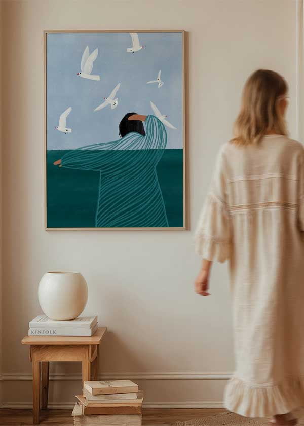 Cuadro ilustrado colorido mujer junto al mar con gaviotas de Bea Muller, kudeko.com
