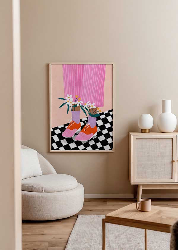 Cuadro ilustrado colorido con pantalón rosa, zapatos rojos y flores Bea Muller, kudeko.com
