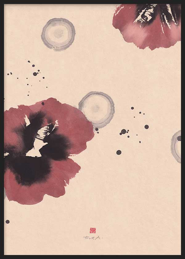 Minimalistisches Wandbild mit bordeauxfarbenen Blumen auf beigem Hintergrund, klarer dekorativer Stil und sanfte Farbtöne. Erhältlich auf kudeko.com