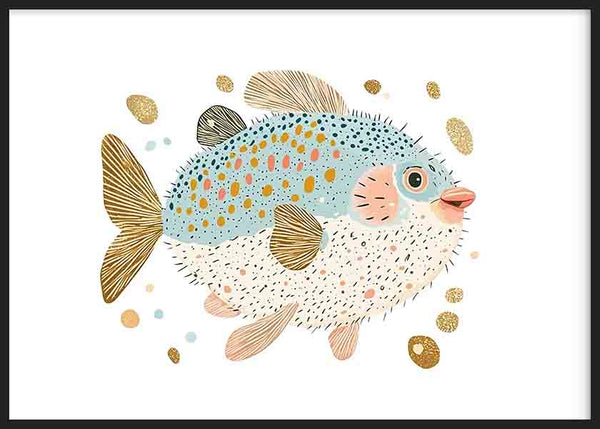 Cuadro horizontal con pez globo infantil azul claro, blanco, dorado y rosa suave, rodeado de pequeñas formas marinas, en estilo ilustración. Disponible en kudeko.com