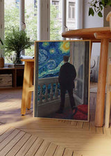 Cuadro surrealista de hombre en balcón con "La noche estrellada" de Van Gogh, disponible en kudeko.com.
