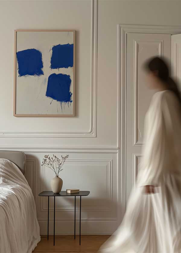 Cuadro abstracto moderno con tres formas azules sobre fondo blanco, kudeko.com
